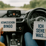 Ein Kind und ein Erwachsener lachen gemeinsam während einer Autofahrt, ohne digitale Geräte zu nutzen.