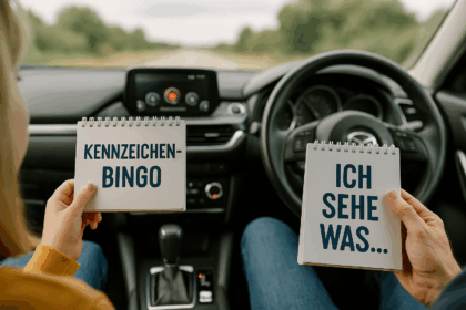 Ein Kind und ein Erwachsener lachen gemeinsam während einer Autofahrt, ohne digitale Geräte zu nutzen.