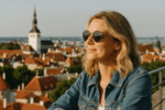 Eine junge Frau mit Rucksack blickt auf eine historische Altstadt bei Sonnenaufgang – bereit für einen kurzen Städtetrip.