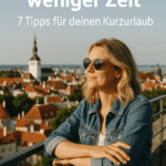Eine junge Frau mit Rucksack blickt auf eine historische Altstadt bei Sonnenaufgang – bereit für einen kurzen Städtetrip.