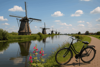 Typisch holländische Landschaft mit Windmühlen, grünen Wiesen und blauem Himmel an einem sonnigen Tag