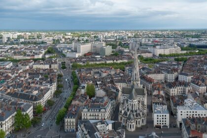 Panoramaaufnahme von Nantes mit Blick auf die Innenstadt und die Kathedrale, unter bewölktem Himmel