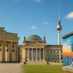 Fotorealistische Collage der Berliner Sehenswürdigkeiten mit Brandenburger Tor, Reichstagsgebäude mit Glaskuppel, Fernsehturm am Alexanderplatz und farbenfrohem Mauerbild der East Side Gallery unter blauem Himmel.