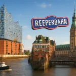 Fotorealistische Collage der bekanntesten Sehenswürdigkeiten Hamburgs mit der Elbphilharmonie, der Speicherstadt, dem Hamburger Rathaus und dem Reeperbahn-Schild über den Kanälen der Stadt unter blauem Himmel.
