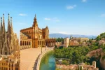 Fotorealistische Collage der schönsten Reiseziele Spaniens mit der Sagrada Família in Barcelona, der Plaza de España in Sevilla, der Alhambra in Granada und der Mittelmeerküste von Mallorca unter blauem Himmel.