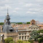 Historische Dächer und Gebäude in Toulouse, Frankreich, mit Blick auf die Altstadt