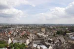 Panoramablick über Maastricht in den Niederlanden mit historischen Gebäuden, Kirchtürmen und der Maas im Hintergrund unter leicht bewölktem Himmel